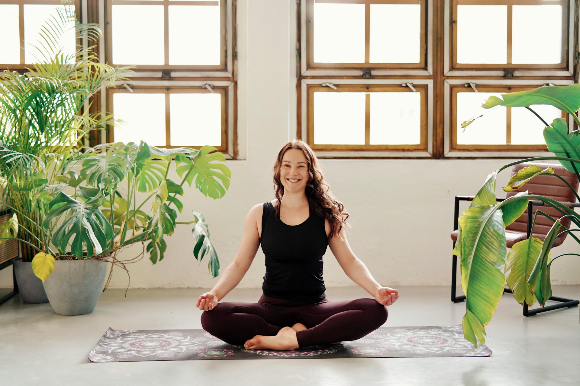 V našem kurzu vás naučíme, jak správně cvičit jógu od úplných základů, abyste se cítili bezpečně a uvolněně.